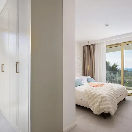 New Luxury Seaside Lemon Tree M With Heated Pool & Sea View & Parking