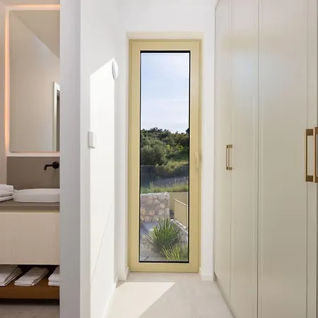 New Luxury Seaside Lemon Tree M With Heated Pool & Sea View & Parking