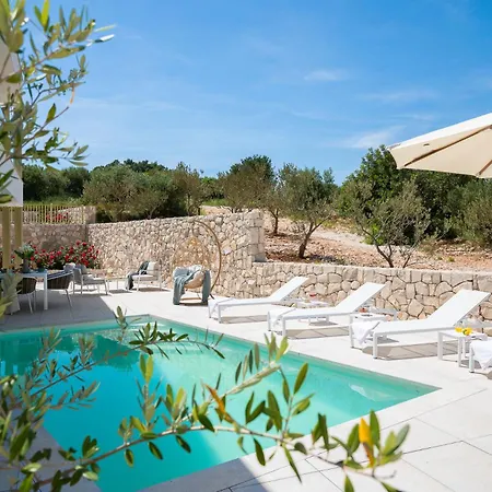 Villa New Luxury Seaside Lemon Tree M With Heated Pool & Sea View & Parking Sutivan