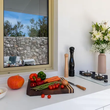 New Luxury Seaside Lemon Tree M With Heated Pool & Sea View & Parking Villa